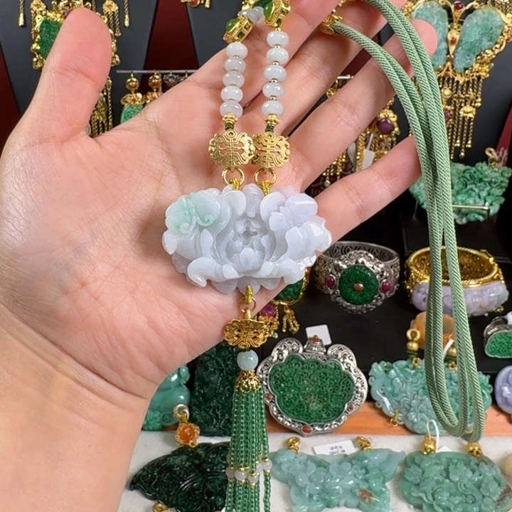 翡翠未镶嵌颈饰炸价