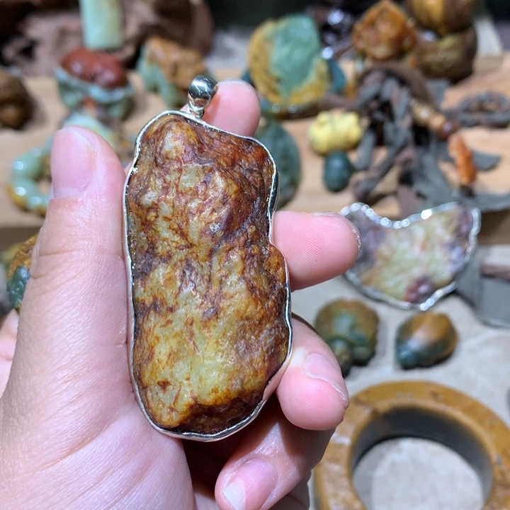 未镶嵌岫岩河磨玉（透闪石质玉）挂件曹****）
