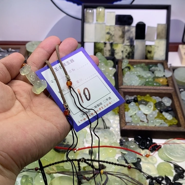 蛇纹石玉颈饰未镶嵌文*培