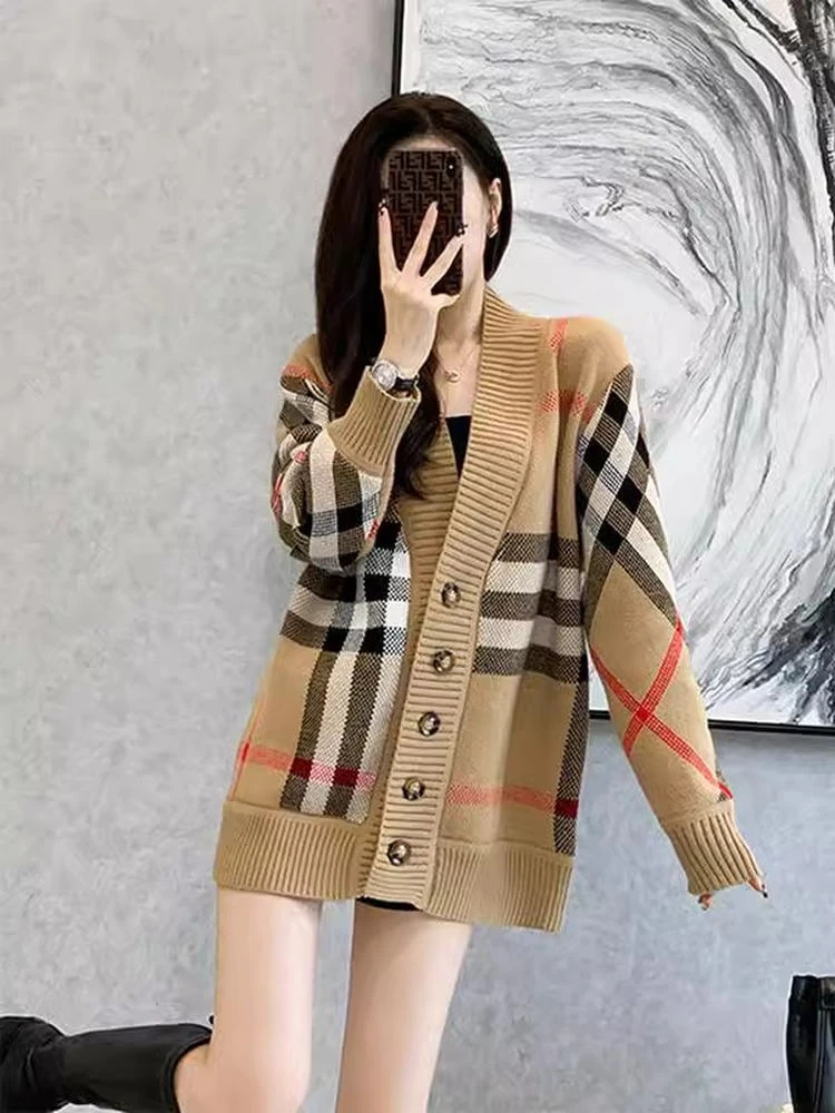 哥家商场同款2025秋季新款时尚百搭外穿针织格子开衫中长款女毛衣