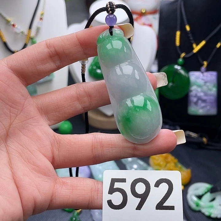 翡翠未镶嵌吊坠(赠链)