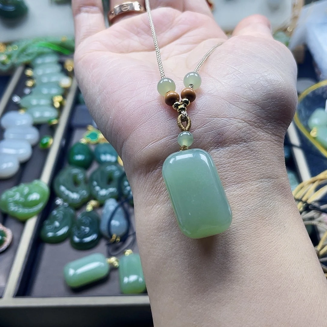 和田玉吊坠(不含链)未镶嵌白**神