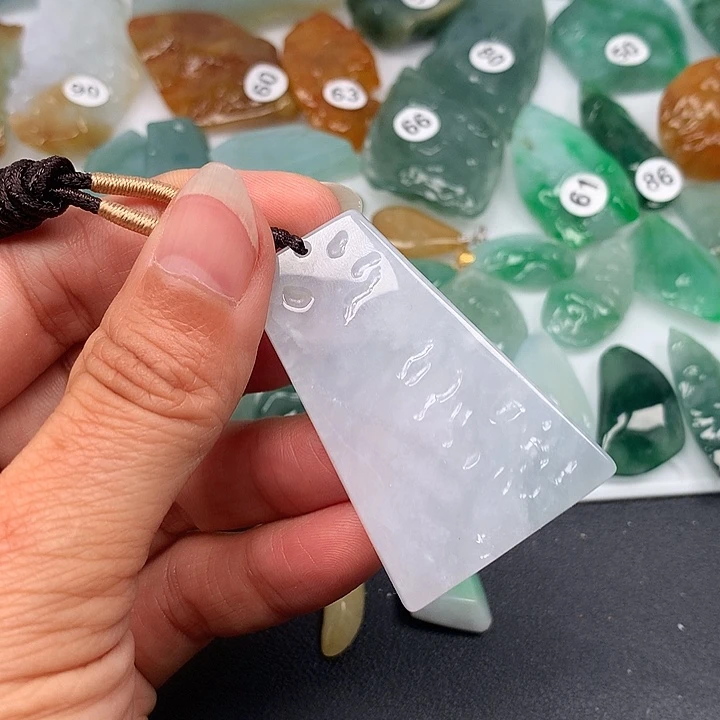 翡翠未镶嵌颈饰随型