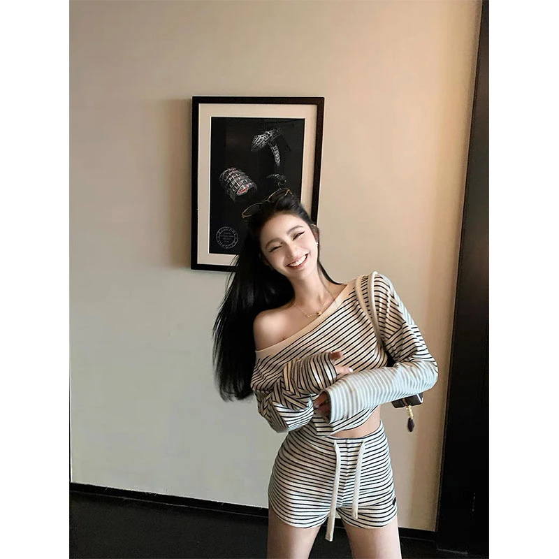 【纯欲辣妹天菜】chic网红懒惰松弛感斜肩条纹上衣女配高腰显瘦短裤