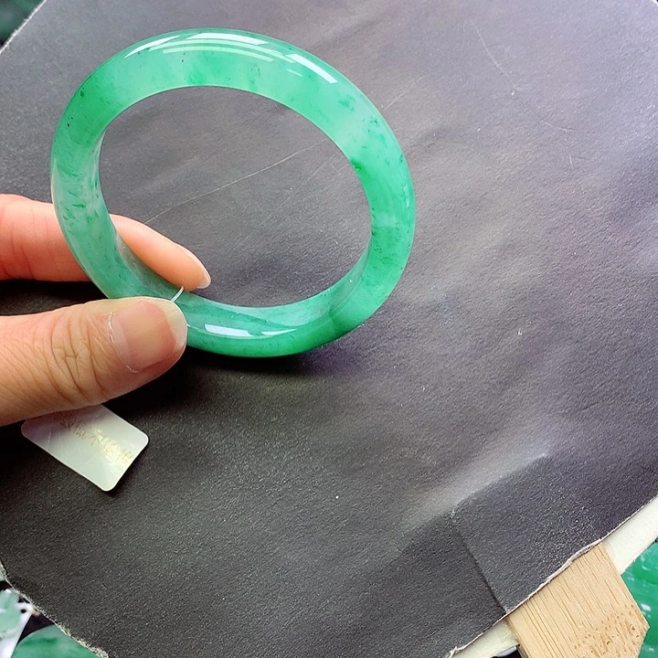 未镶嵌手镯石英质玉