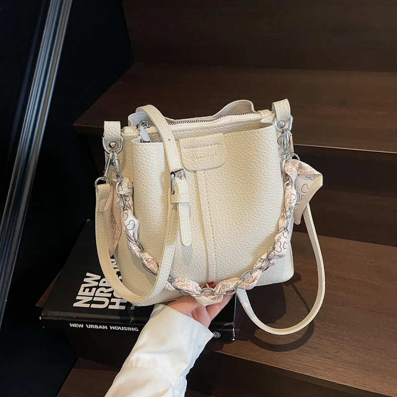 网红大容量手提通勤水桶包女2025新款时尚轻奢包百搭单肩斜挎包