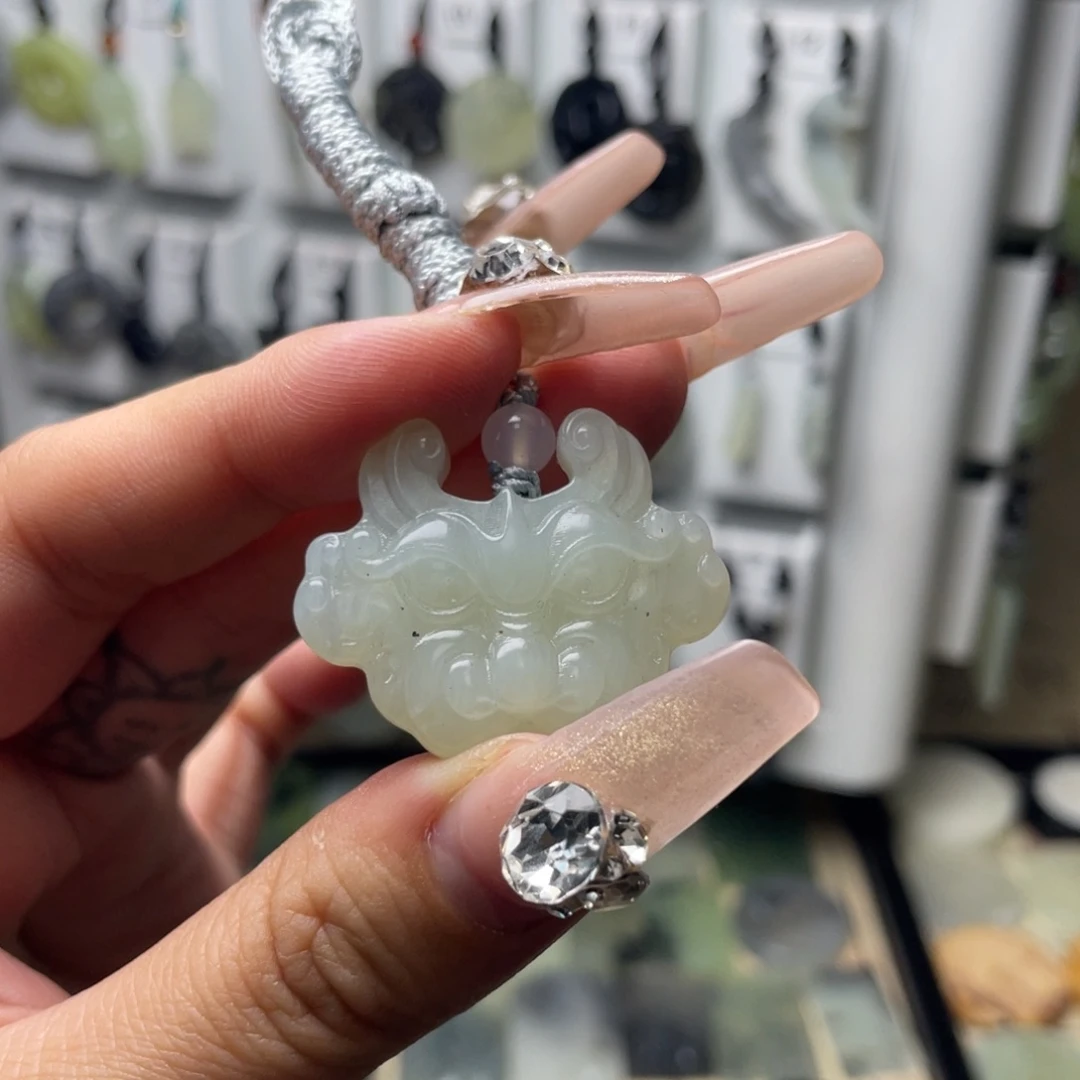 岫玉颈饰未镶嵌兽面