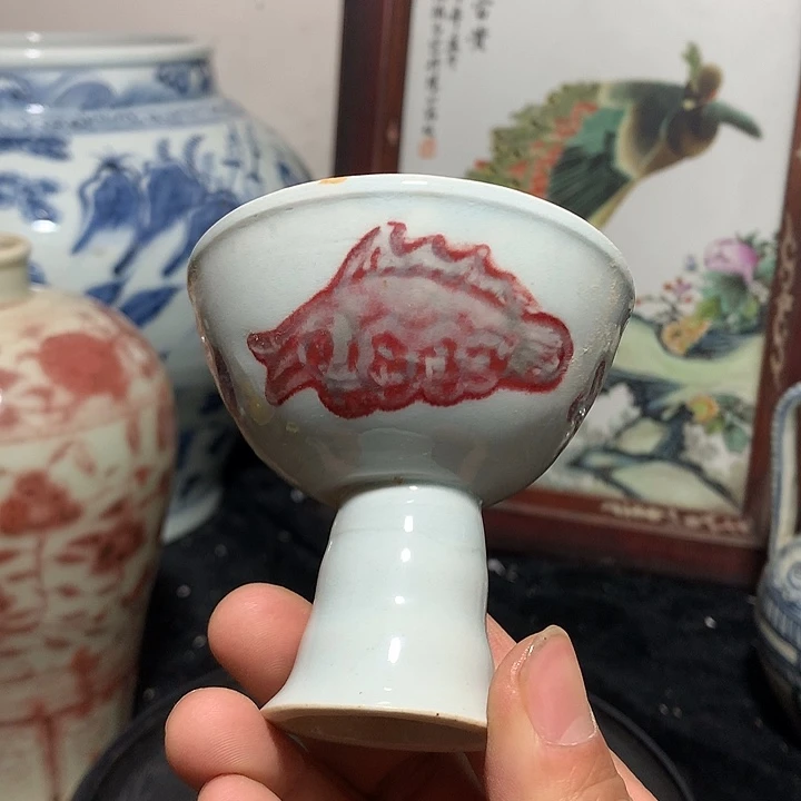 杯亦*釉里红鱼纹高足杯