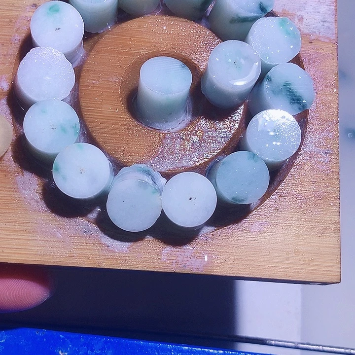 颈饰未镶嵌翡翠料