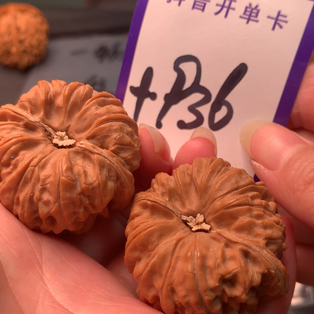 文玩核桃吊坠凹的