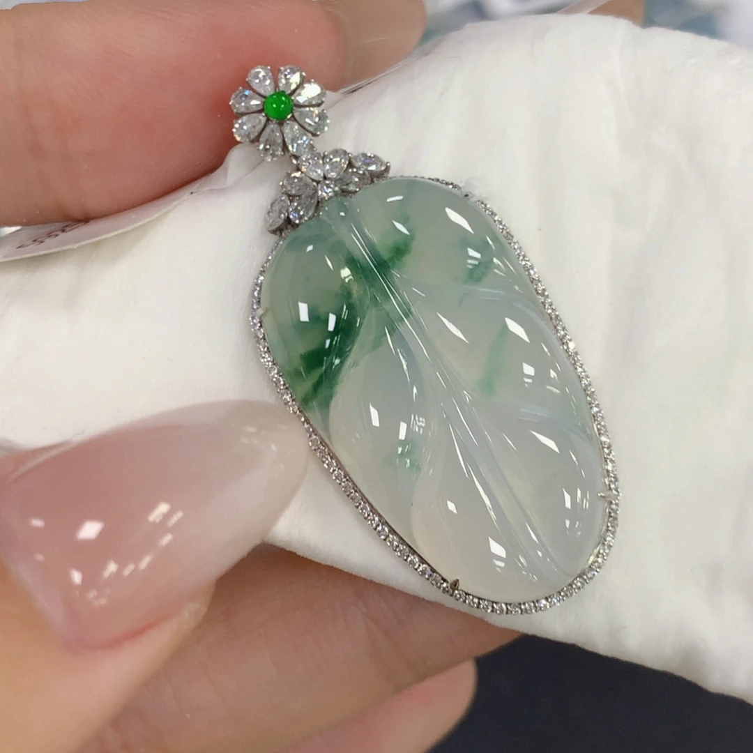 颈饰18K金镶嵌翡翠