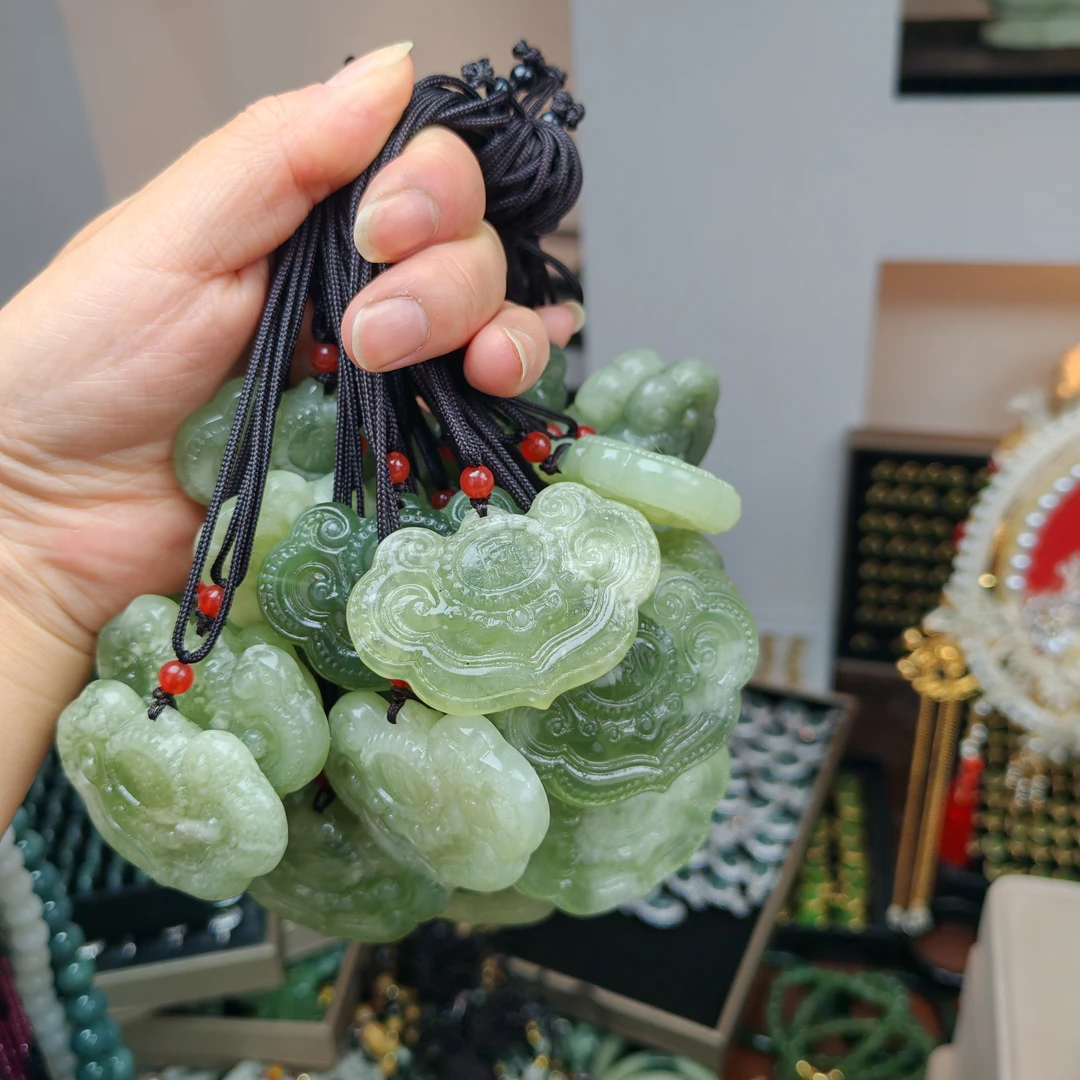 岫玉上品精美富贵锁（绳子款式）