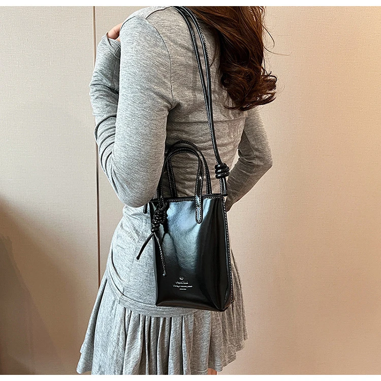 小众设计包包2025新款红色斜挎手提女包超火轻奢手机包单肩包网红