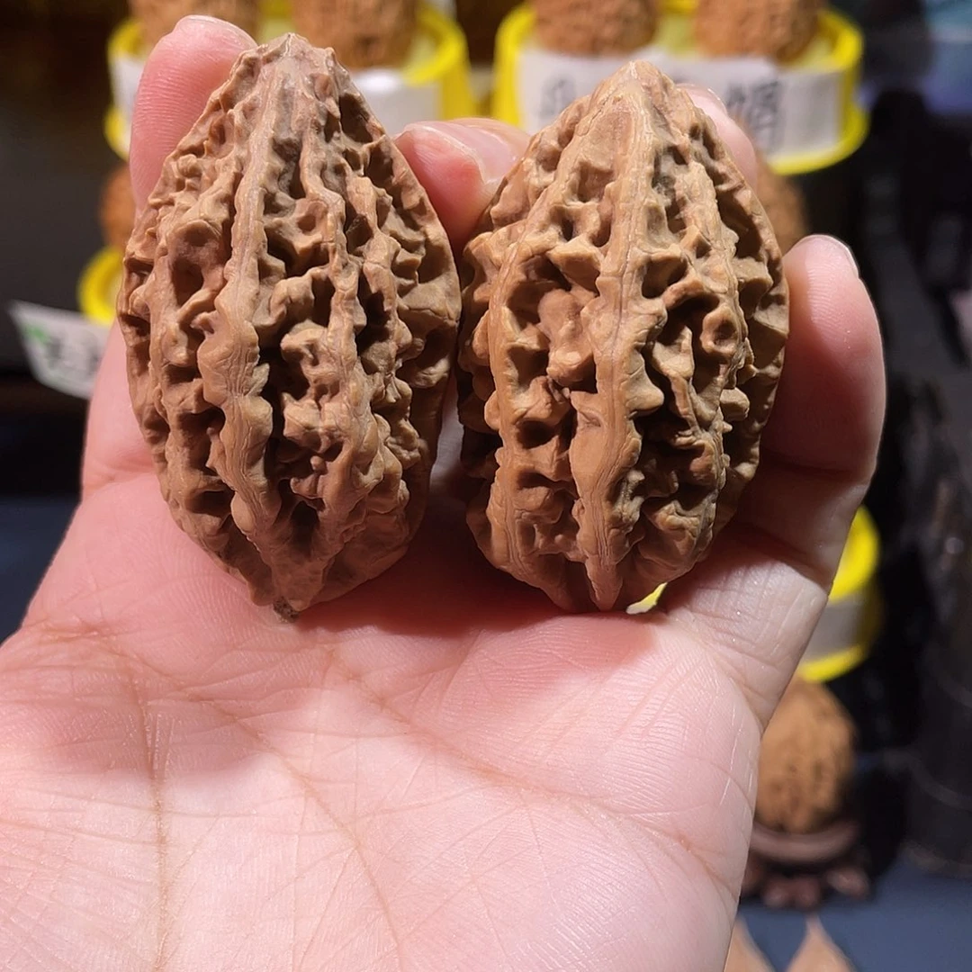 文玩核桃吊坠狂龙纹