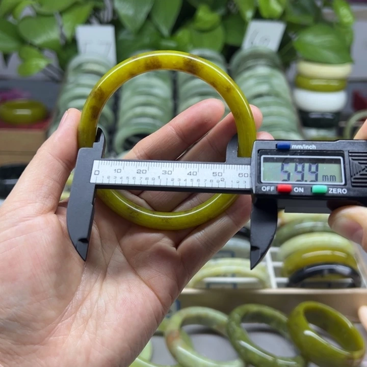 蛇纹石玉未镶嵌手镯2