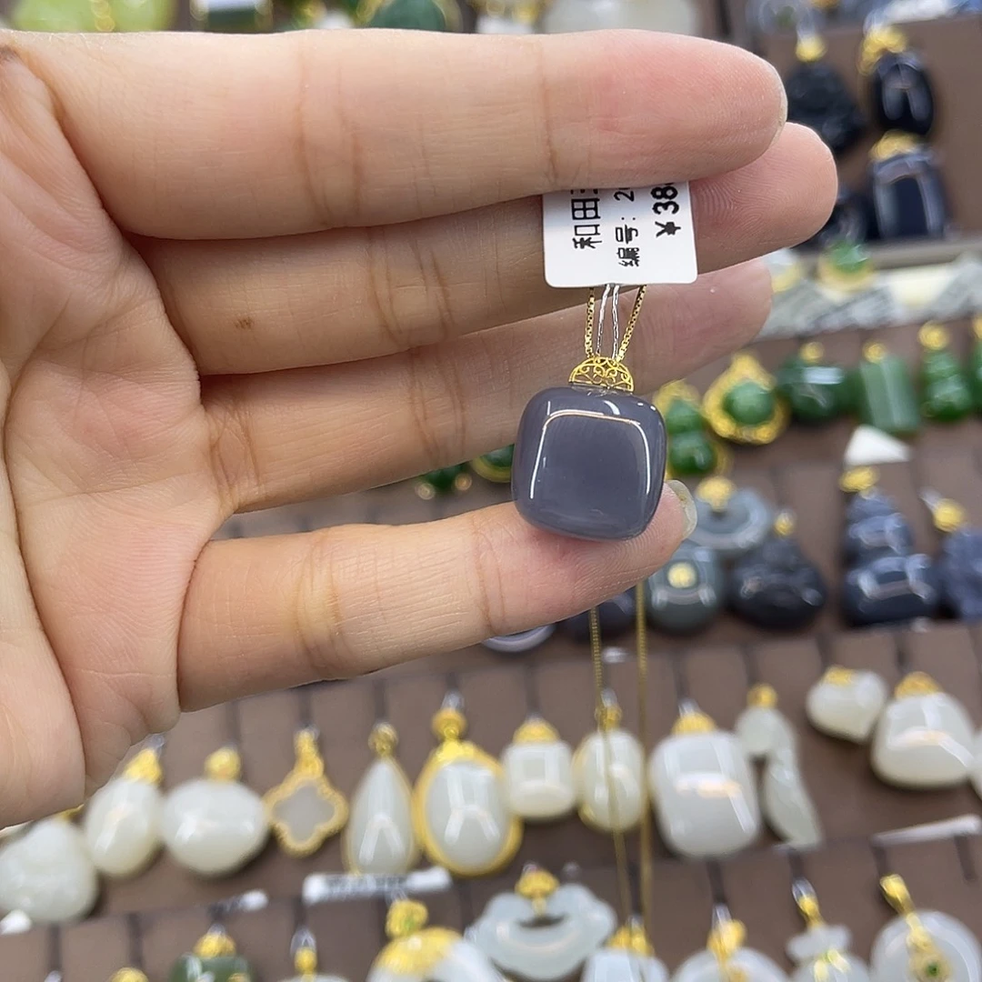 和田玉18K金镶嵌吊坠(赠链)