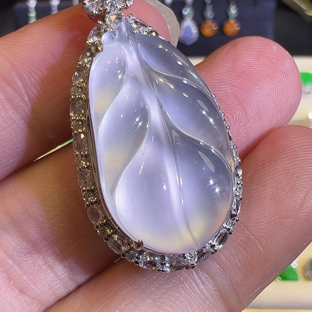 翡翠颈饰18K金镶嵌玻璃种极光白叶子炸光