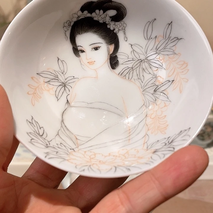 人**勒景德镇陶瓷，手工绘画