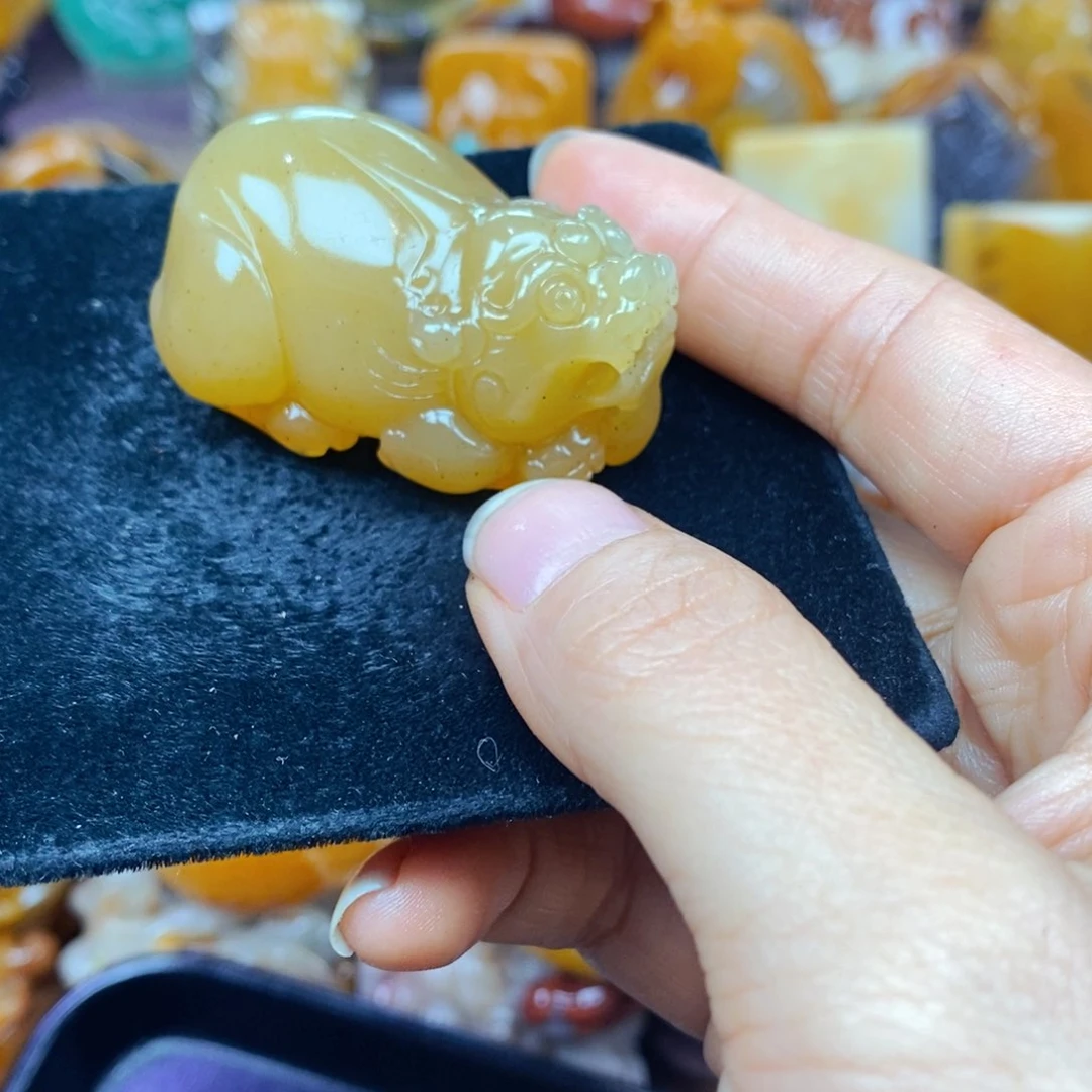 未镶嵌石英质玉（黄龙玉）颈饰