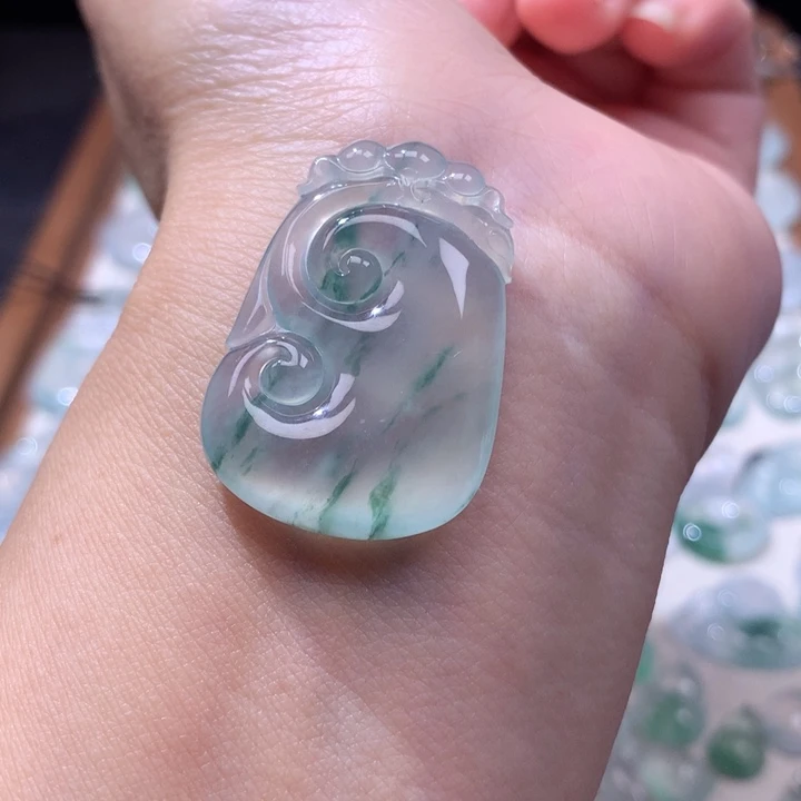 颈饰未镶嵌翡翠冰种飘花如意