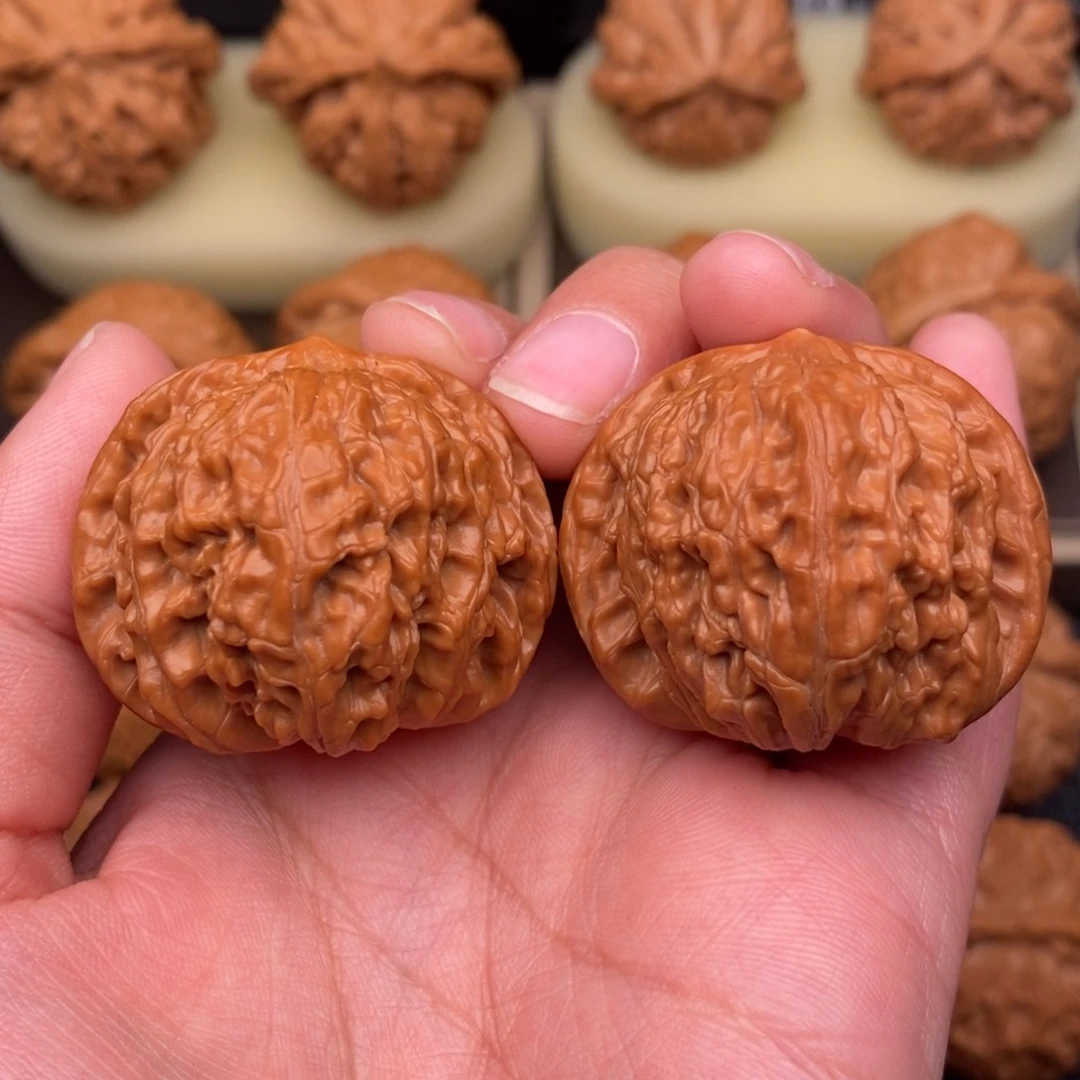 文玩核桃把件野生红皮正磨37