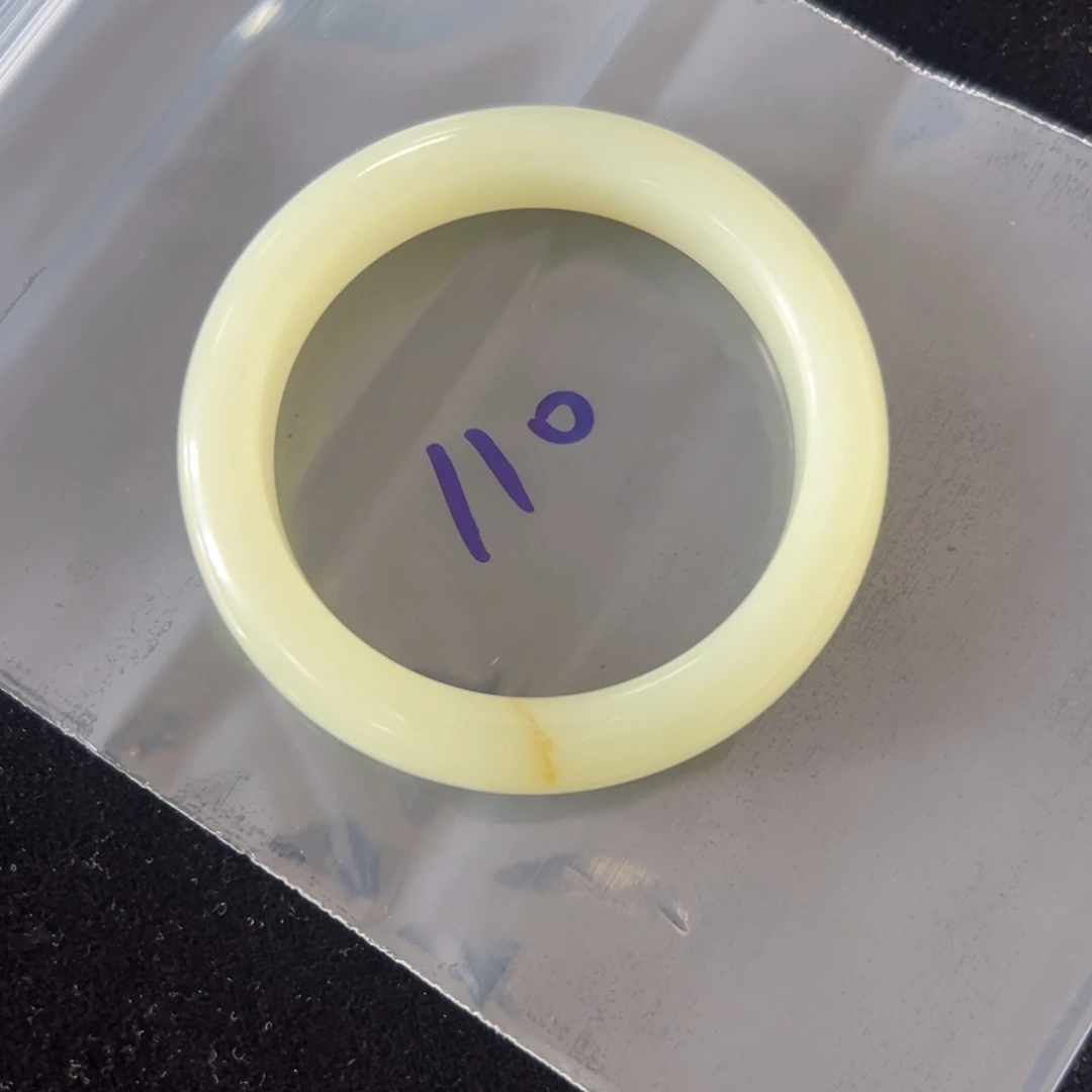 艾***丫和田玉未镶嵌手镯