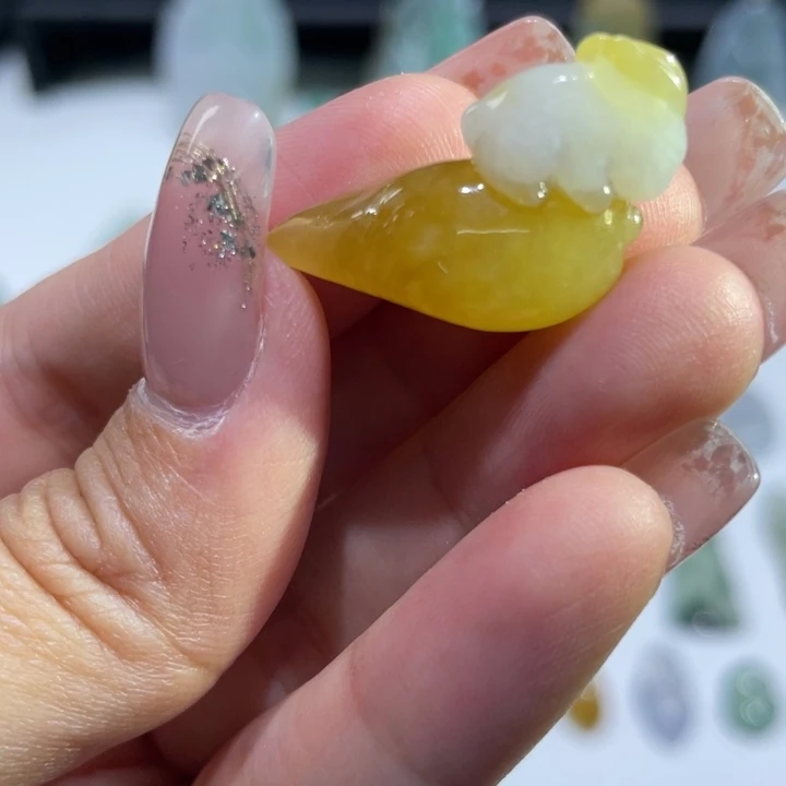 翡翠未镶嵌颈饰兔子