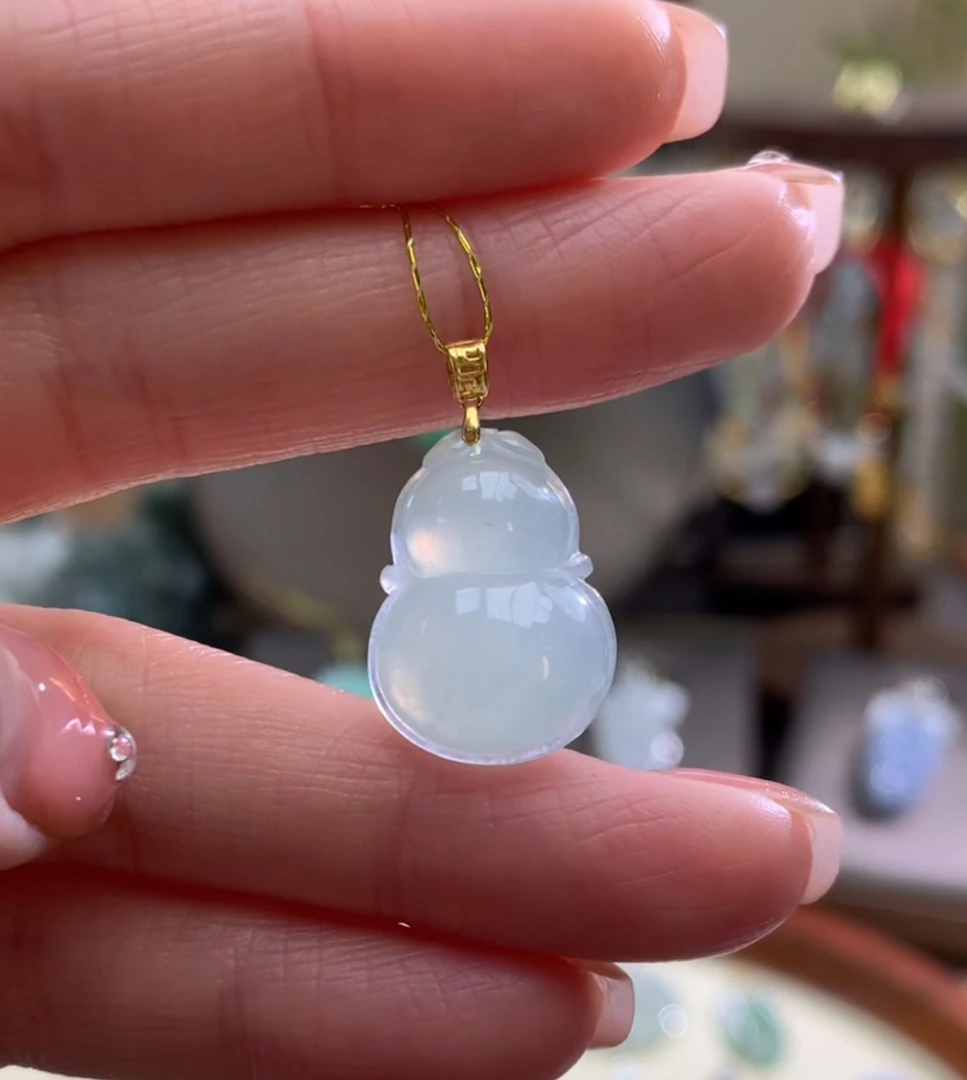 天然A货翡翠吊坠