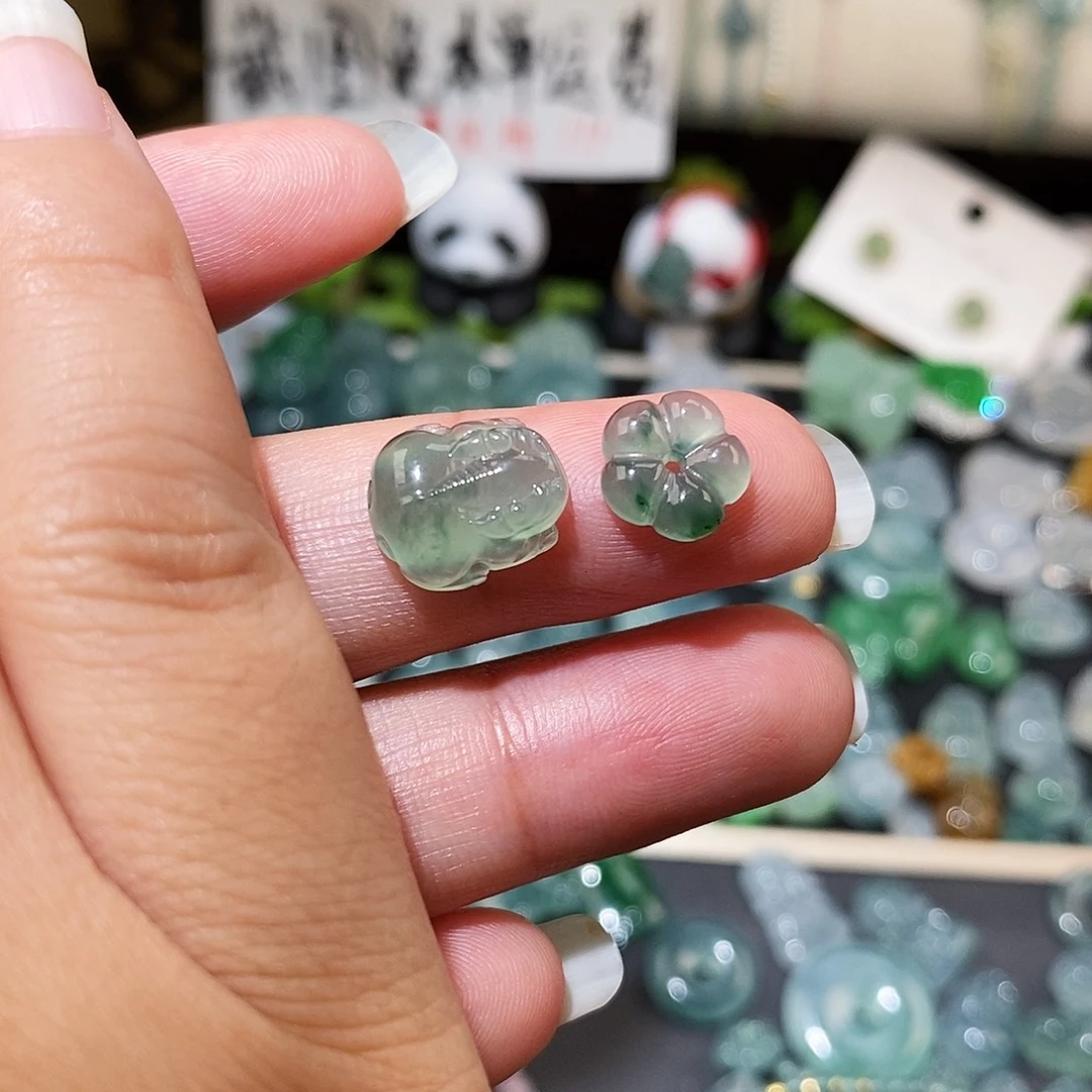 翡翠未镶嵌颈饰飘花貔貅花花