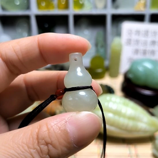 用***1未镶嵌蛇纹石玉颈饰