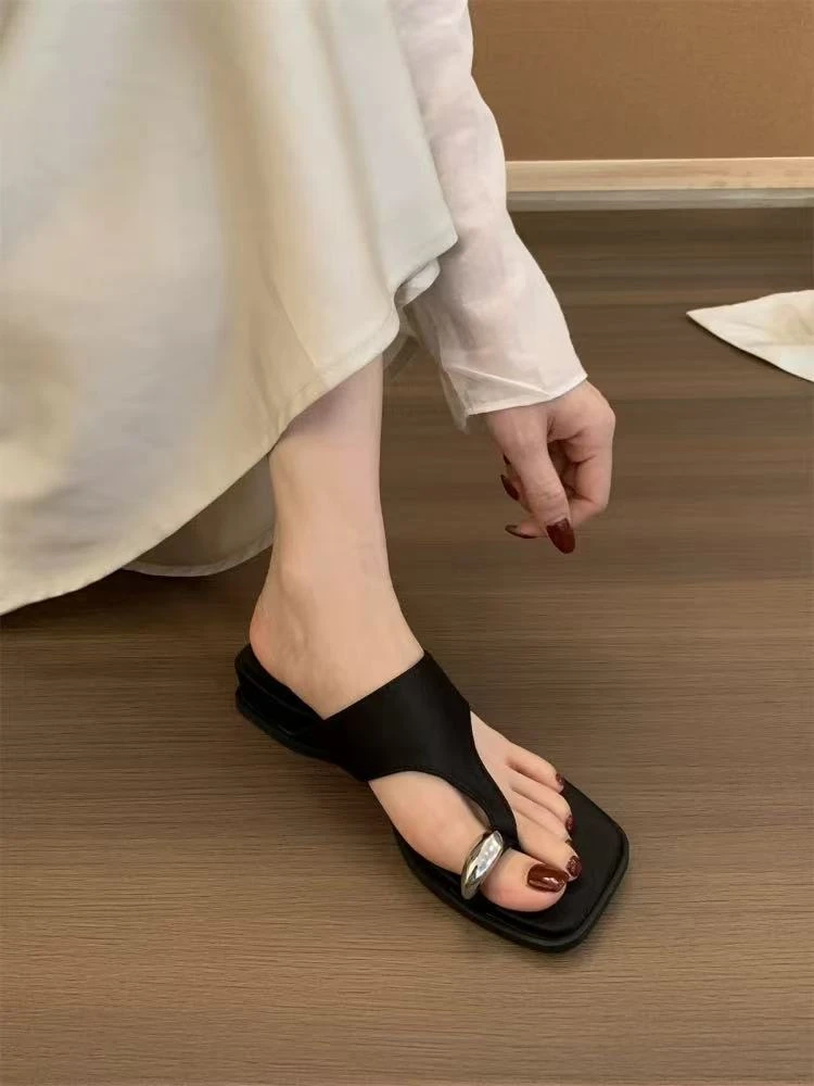 525-2夏季外穿新款度假风厚底夹脚坡跟方头金属套趾拖鞋女