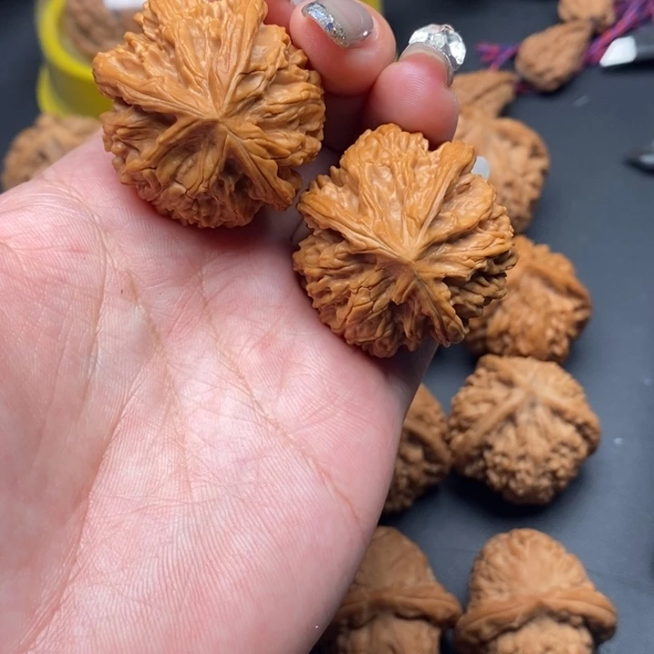 文玩核桃吊坠三棱