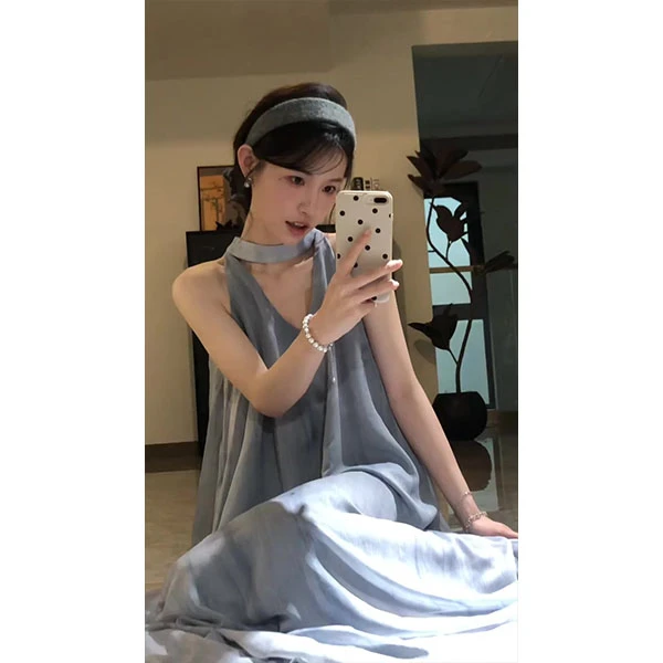 韩系松弛感蓝色无袖挂脖连衣裙子女夏季2025新款夏日绝美穿搭长裙