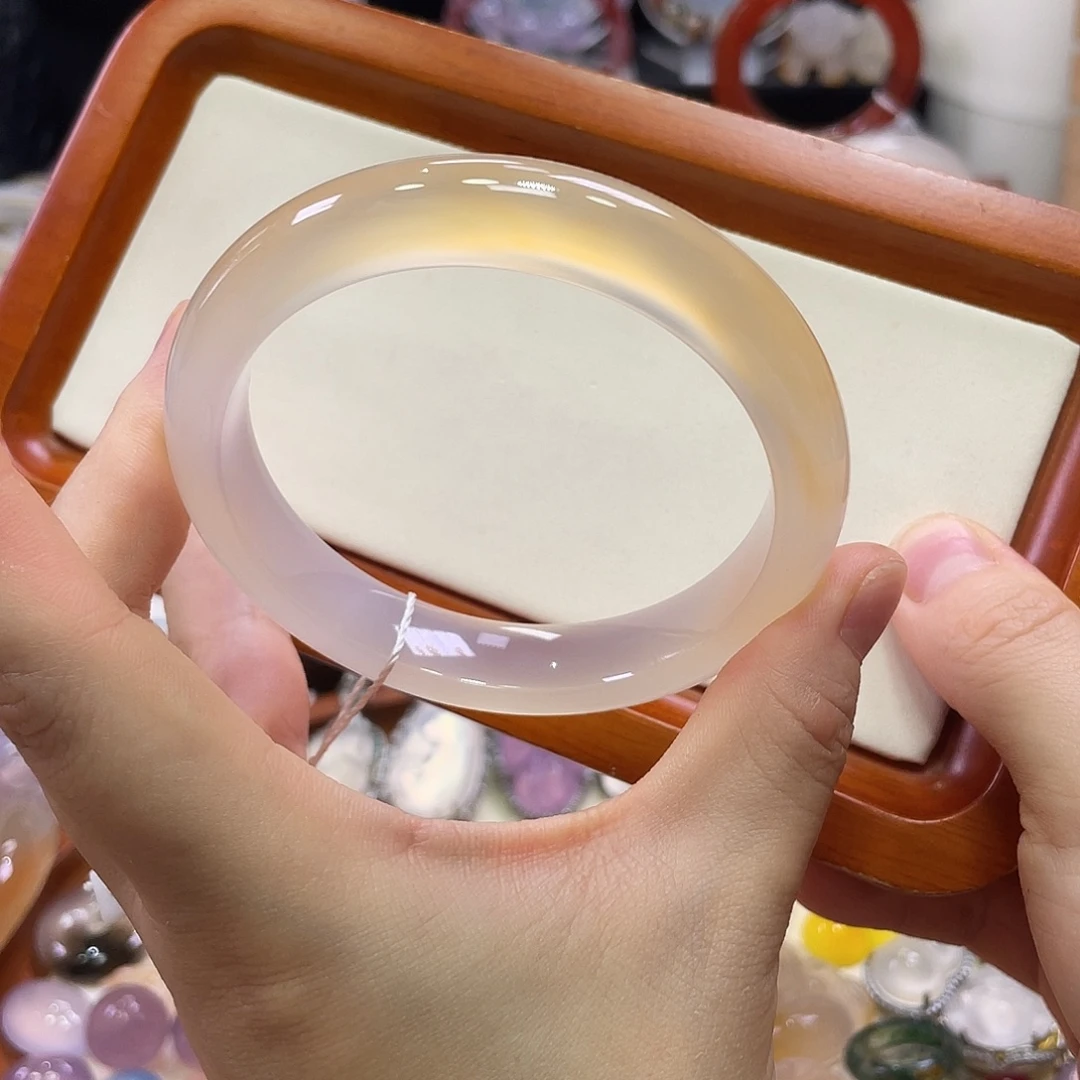 *****玛瑙/玉髓未镶嵌手镯不同角度不同光线下色不同