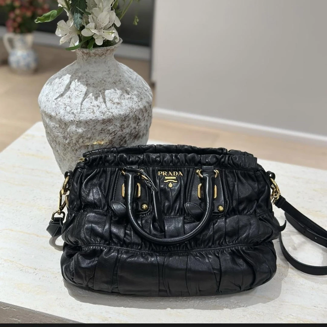 95新 Prada/普拉达 PRADA Gaufre 黑色 褶皱 羊皮 单肩包
