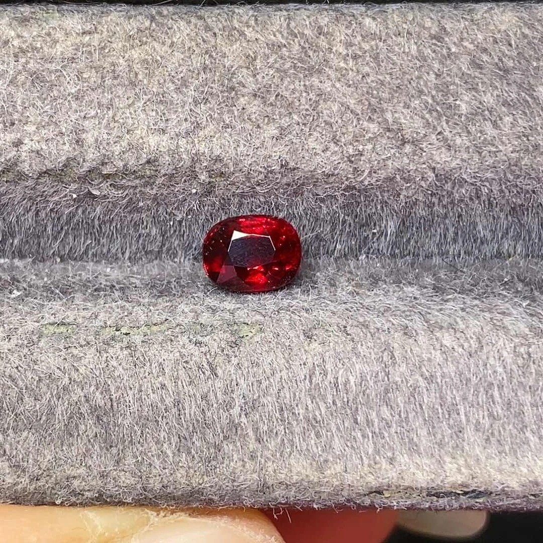 红宝石裸石1.06克拉天然全净玻璃体满火彩鸽血红红宝石