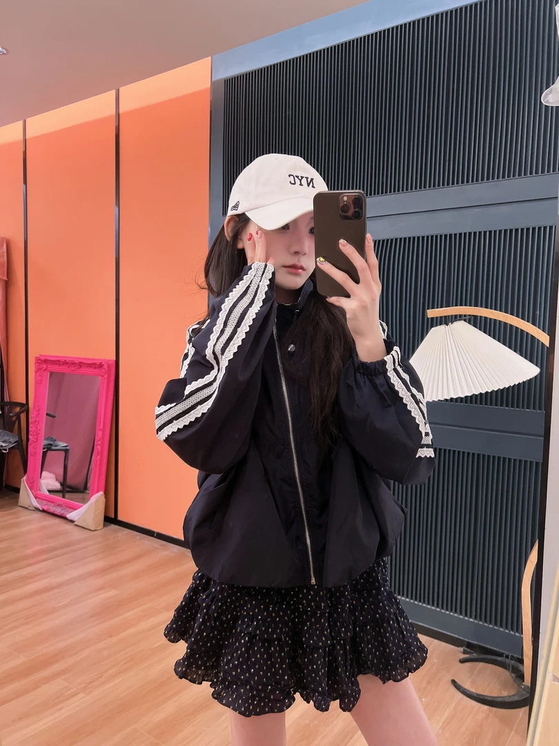xxxwxz王希之   休闲显瘦立领百搭短款蕾丝拼接棒球服#z1719