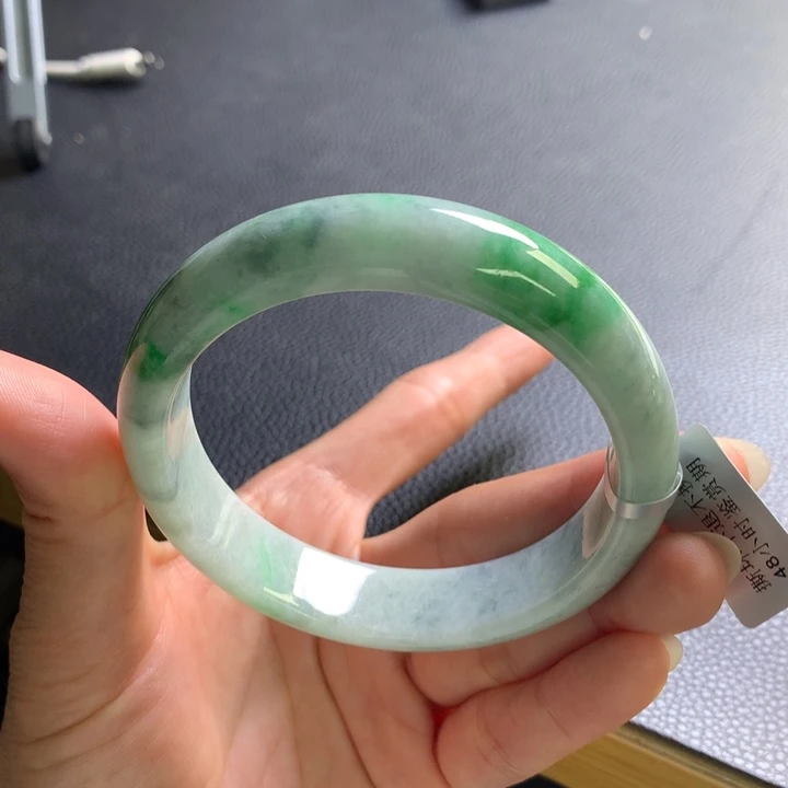 翡翠手镯未镶嵌翡翠手镯