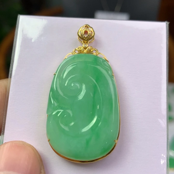 翡翠18K金镶嵌颈饰