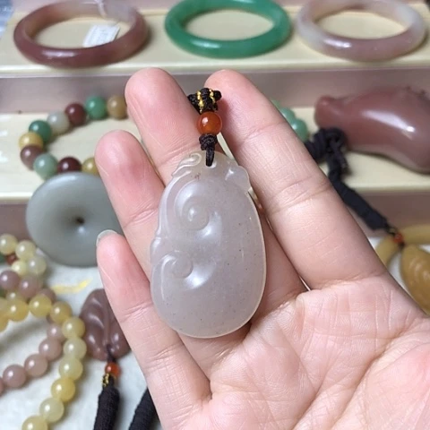 石英质玉未镶嵌颈饰