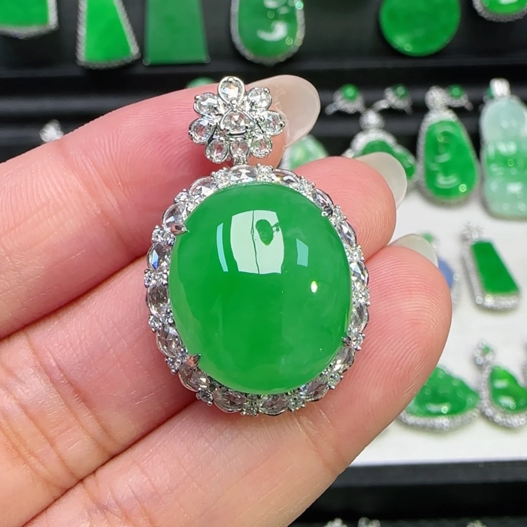 翡翠18K金镶嵌颈饰吊坠