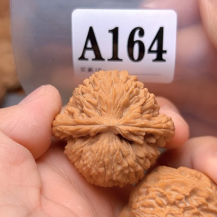 文玩核桃吊坠43白狮子