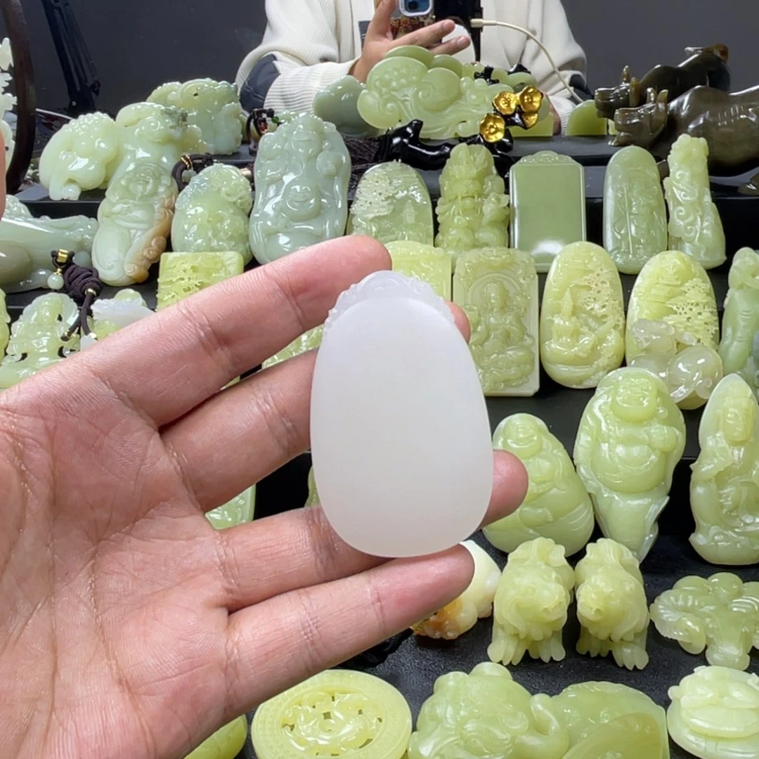 天***影和田玉（糖玉）未镶嵌颈饰