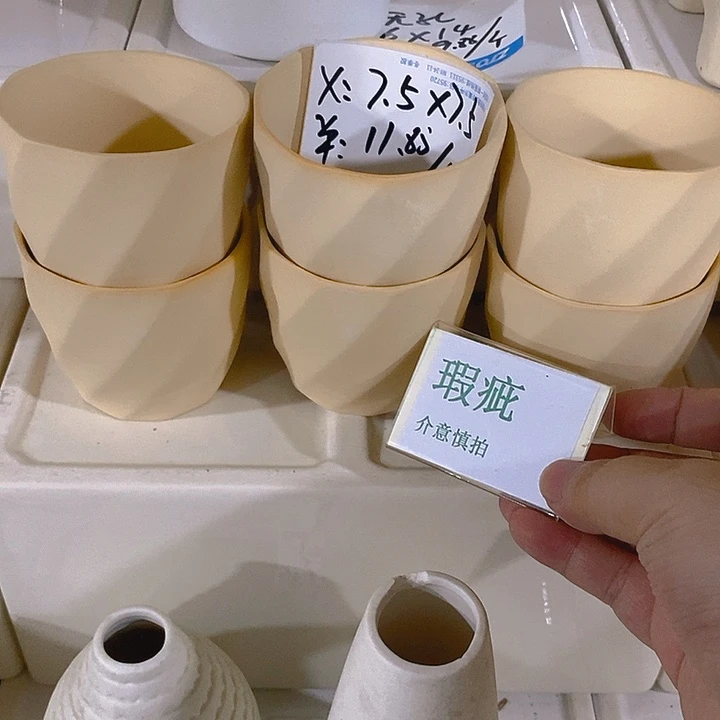 摆件多肉瑕疵盆有孔。