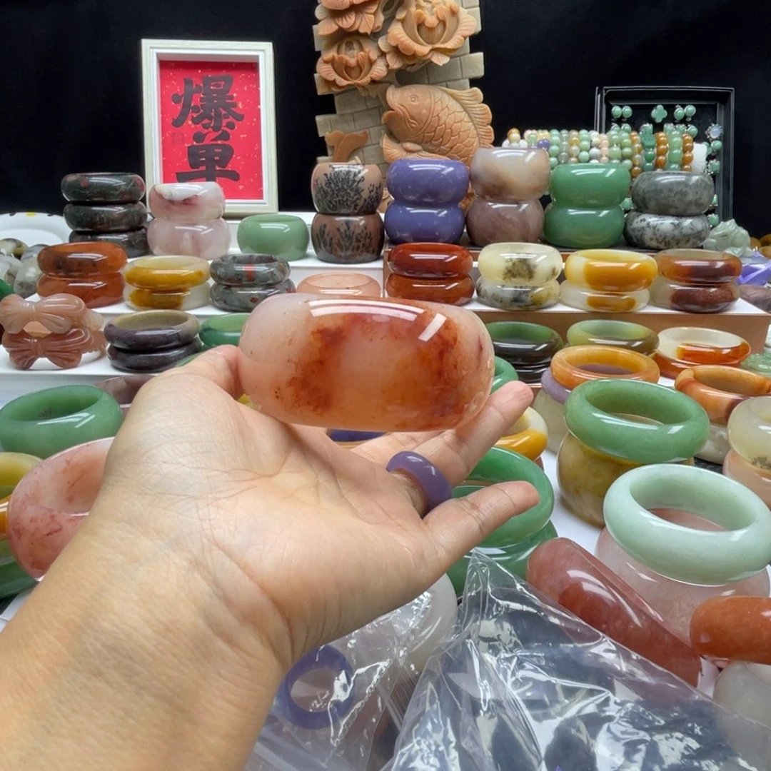 女***8石英岩玉未镶嵌手镯