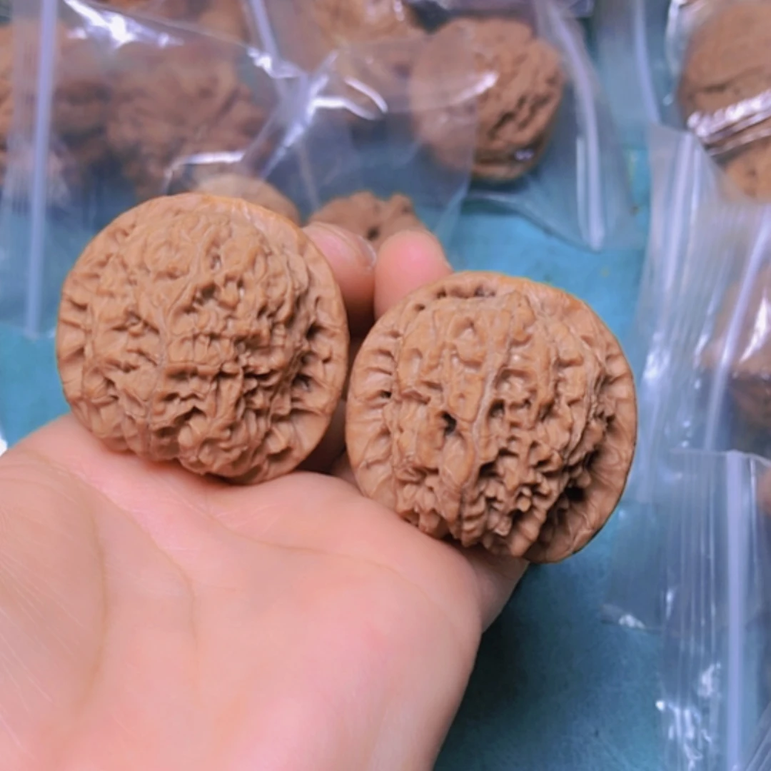 【闪购商品】把件核桃40血麒麟修尖
