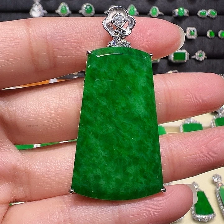 翡翠颈饰18K金镶嵌吊坠