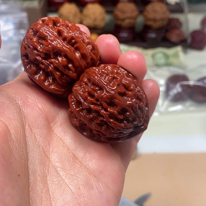 L***y吊坠文玩核桃三角白