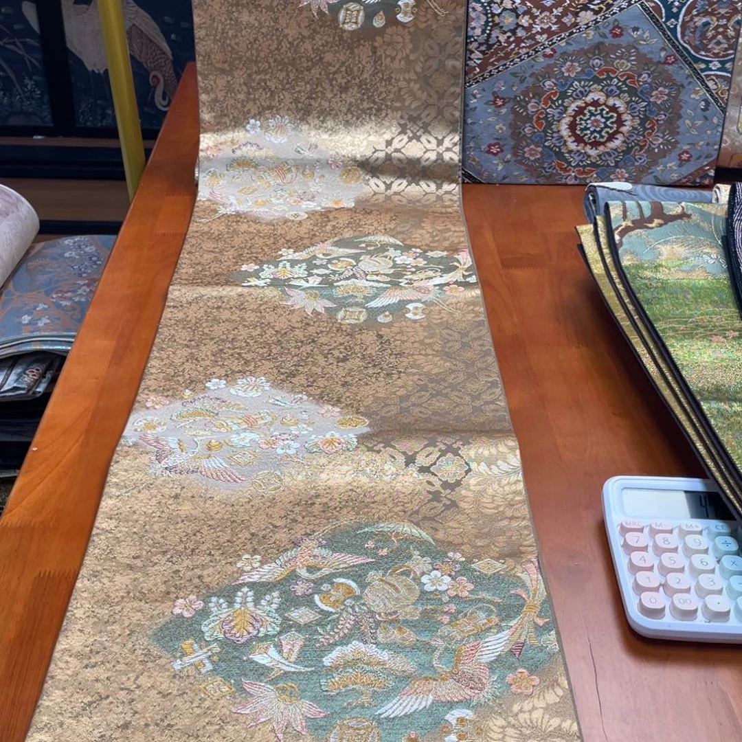 织绣引箔唐草小袖纹