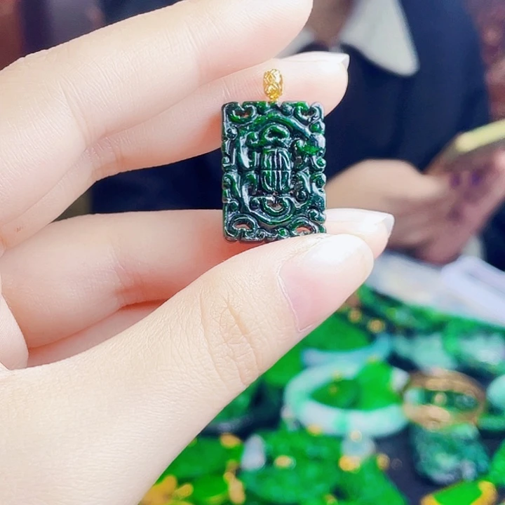 颈饰18K金镶嵌翡翠多样性
